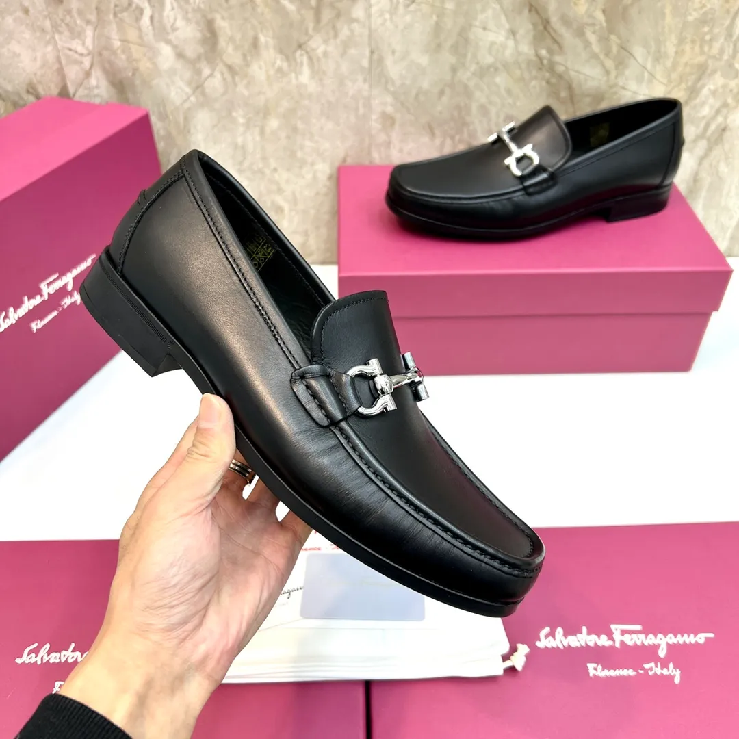 Original quality P780 Brand: Ferragamo Standard size: Men's size 39–44 (38.45 can be customized) Grade: Same style as the official website High-quality men's shoes Material: Customized first-layer calfskin with water-dyed cowhide lining Cowhide tiptoe Original non-slip and wear-resistant rubber outsole Style category: Men's formal business leather shoes are young and fashionable European and American trends British style Casual matching and comfortable feet Color: actual picture
